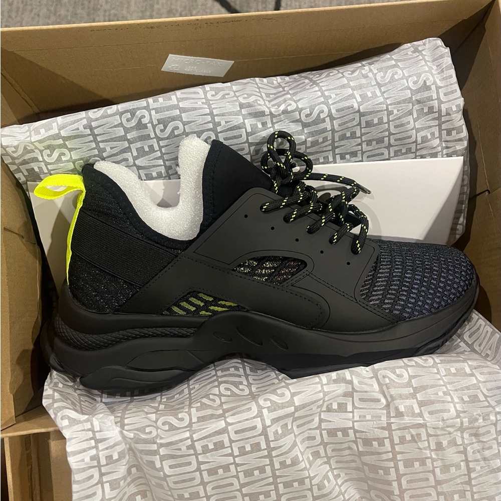 Steve Madden ISLES2 Black and Green Athletic Shoes Sz 11